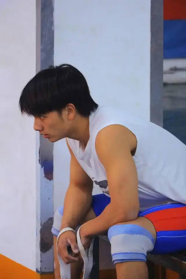 广东00后举重小哥哥这颜值不输流量小鲜肉了