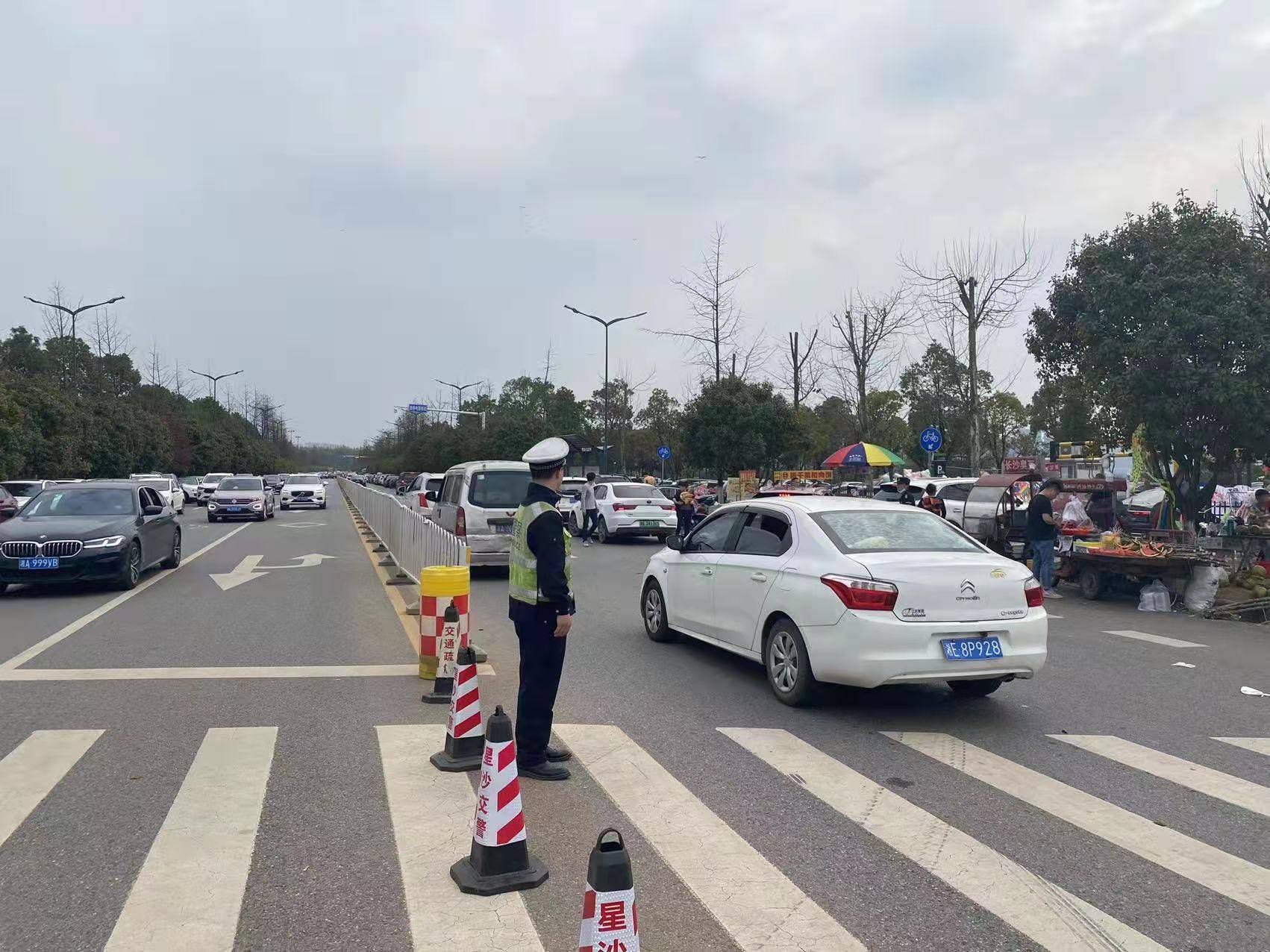 长沙县交警周末全天连续疏堵8.5小时，景区交通忙而不乱