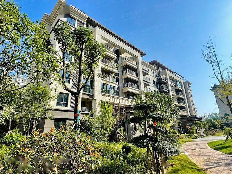 高绿化环境保证了极高的绿视率筑就自然里的低密鲜氧生活家天赐蓝湾1.