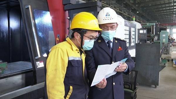 税务部门向一线工人宣传退税等政策(央广网发 吴金德