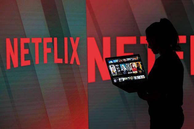 进行|Netflix 正考虑向你非家人的账户共享者收取额外费用