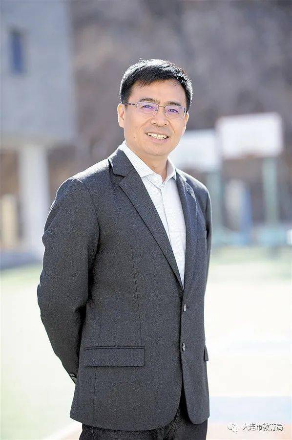 本期校长郭建军辽宁省骨干校长,现任大连格致中学校长.