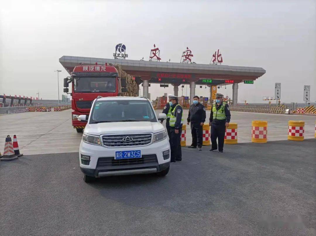 3月13日,高头派出所,苏桥派出所在京德高速文安北站开展查控工作.