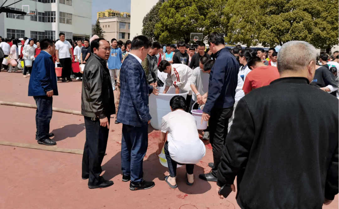 送水现场盘州市第七中学的师生们非常感谢盘州市紫森源集团公司的大力