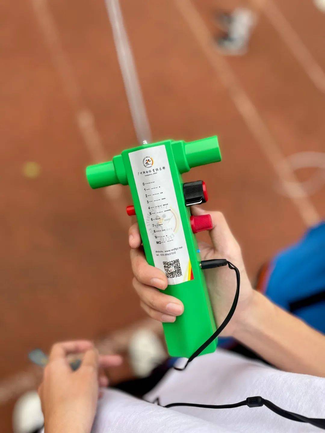 近日,记者来到沙头中学,无线电测向社团的团员们正在上课,他们为记者