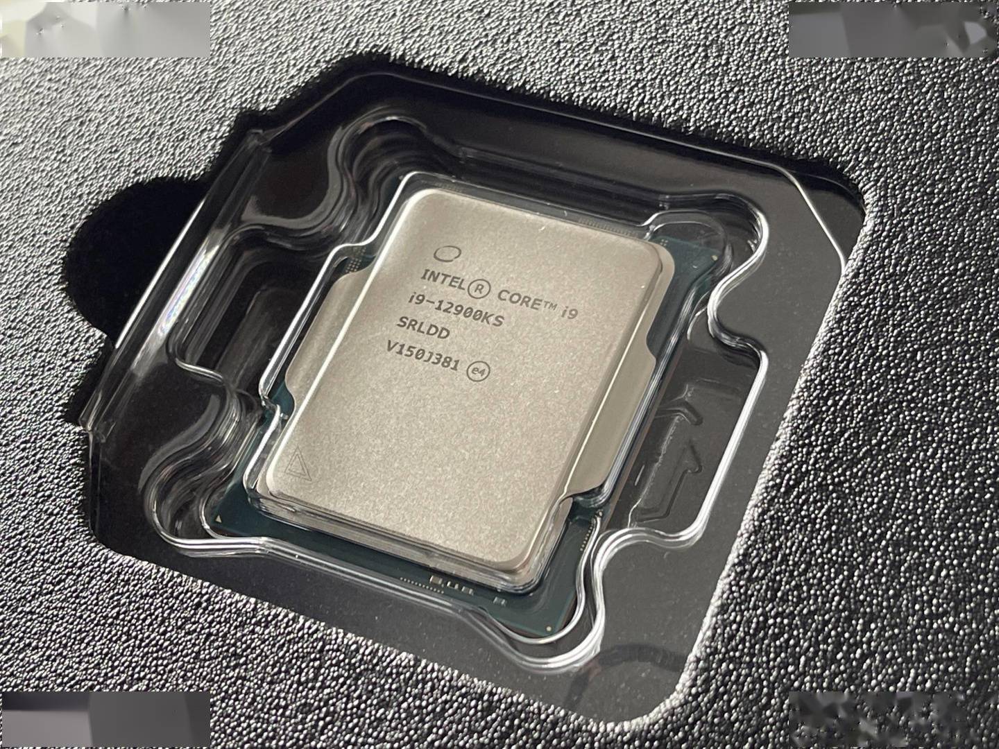 英特尔 i9-12900KS Cinebench 跑分曝光，击败 AMD R9 5950X