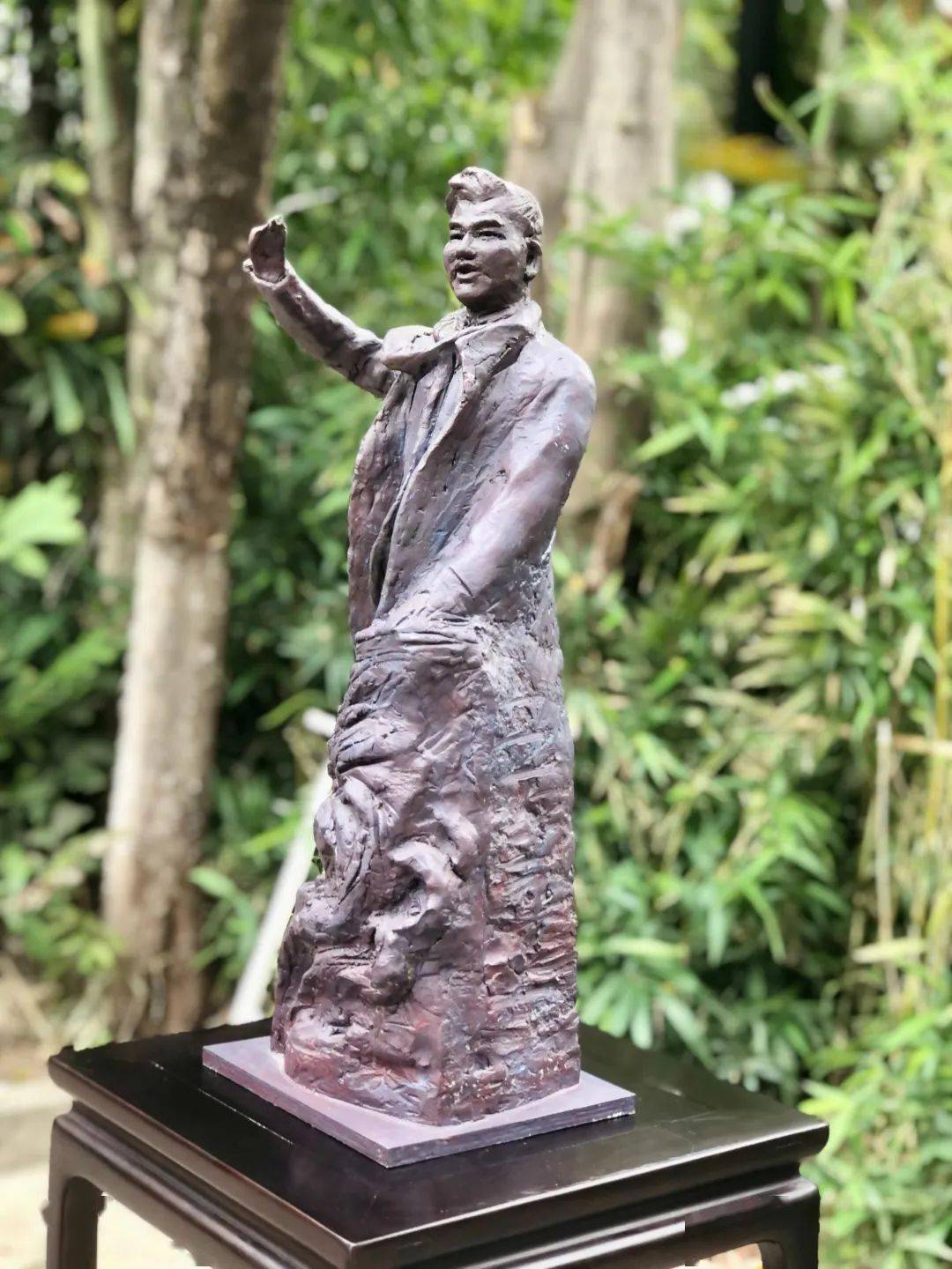 循着这份野生的灵气,我们将久居研究院院内的冼星海雕塑置于广州春日