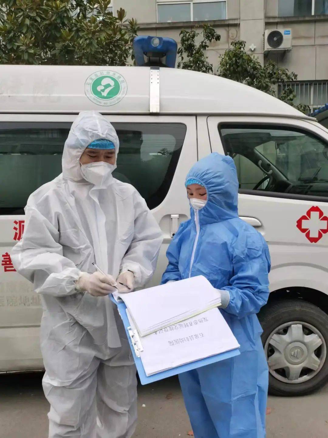 发热门诊与司机交接转运患者发热门诊工作人员进行终末消毒转运司机