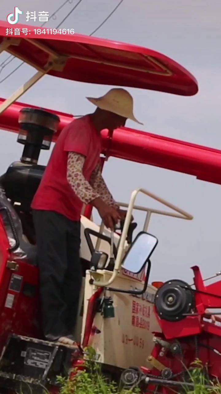 倒伏歪斜全能收,烂田泥地照样行,谷神rg50s,实力具显 农机 农业_谷神