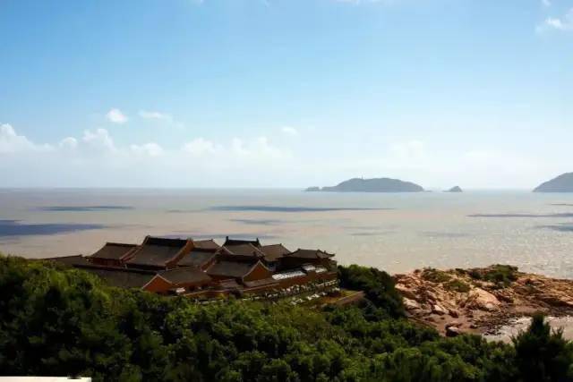 从普陀山去洛迦山,要渡过莲花洋,两岛中间隔着莲花洋.