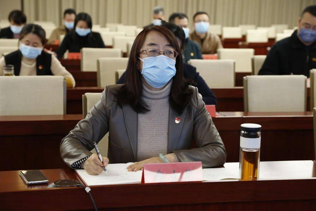 邹开红表示,要坚持以党的理论创新为指导,不断深化对《条例》的认识和