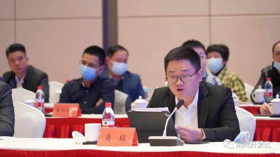荆州开发区党工委第一书记周向阳,美的洗衣机事业部总裁肖毅见证签约
