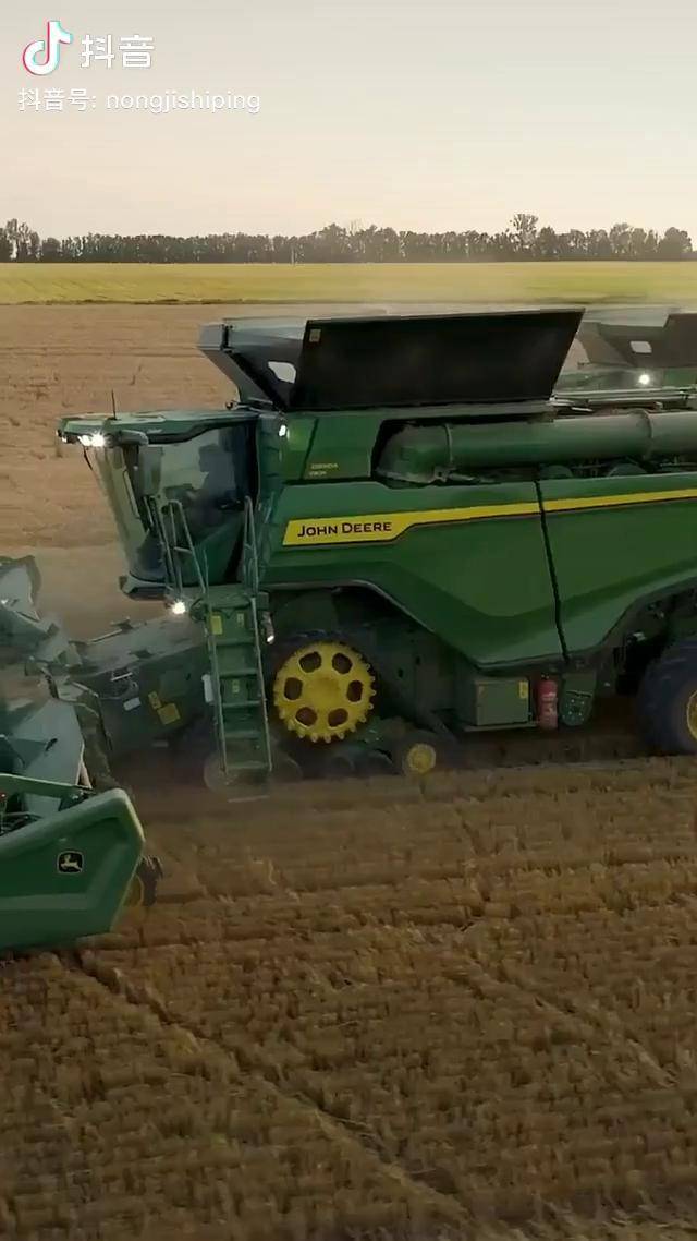 约翰迪尔联合收割机现代化农机收割机现代农业机械农业机械