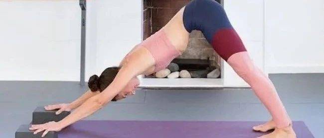 练了这么久的瑜伽，瑜伽辅具到底怎么使用？（干！货！啊！） 体式 双腿 双肩