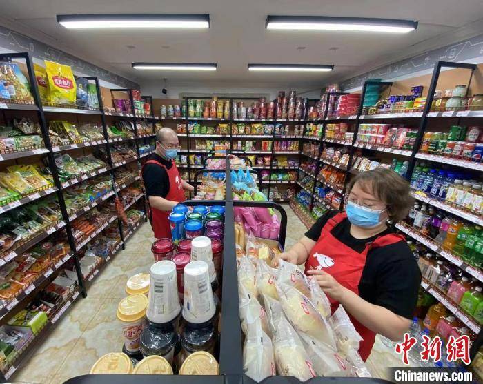 长春便利店夫妻24小时坚守让邻居安心居家