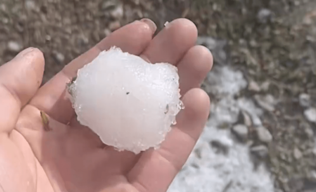 雲南倘唐冰雹砸壞居民房頂