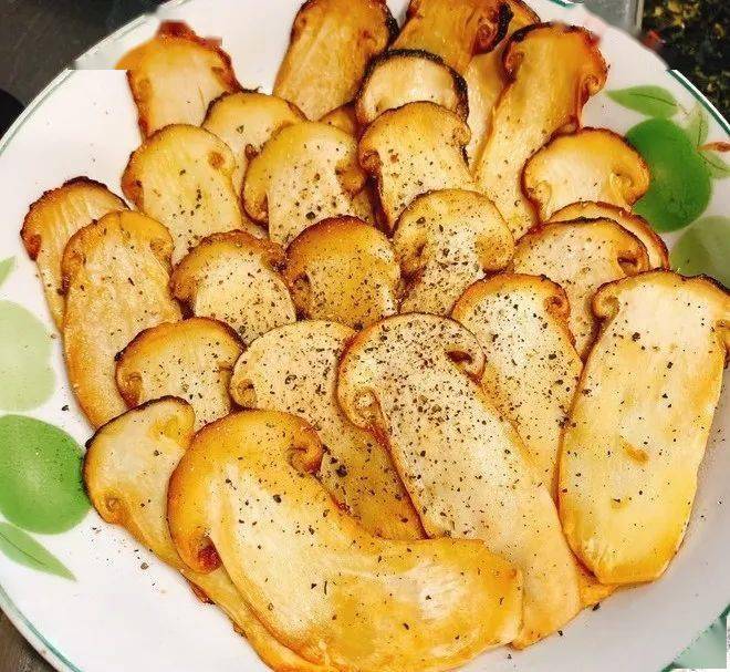 红伞伞白杆杆的红松茸上市了快把这份鲜美带回家吧