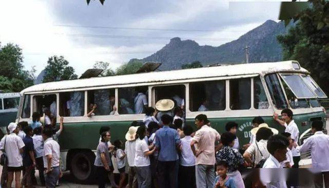 老照片80年代挤公交车的场景比现在还夸张