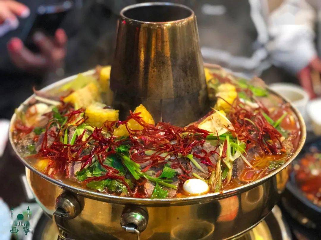 来自马蜂窝用户@小可可以青海土火锅采用传统木炭铜锅,锅底由羊肉清汤