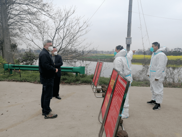 3月18日,市农业农村局局长陈鹏,副局长贺明前往当涂县黄池镇,督查疫情