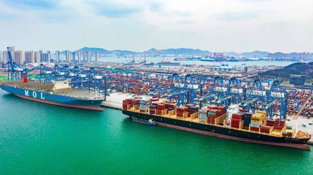 the 英语新闻｜?Container throughput hits new high at Qingdao Port