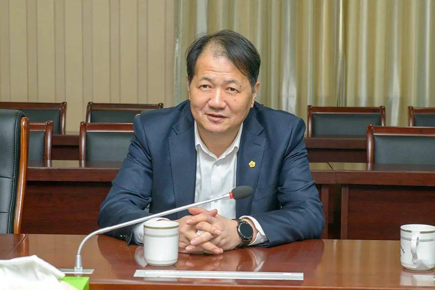 街道党工委书记杨丹对代表们提出的意见建议表示了高度认可,他强调