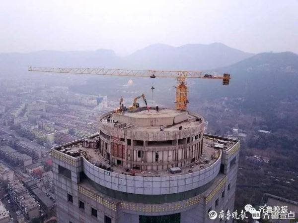 老济南地标“齐鲁宾馆”开拆！航拍157米高层建筑，挖掘机从楼顶施工
