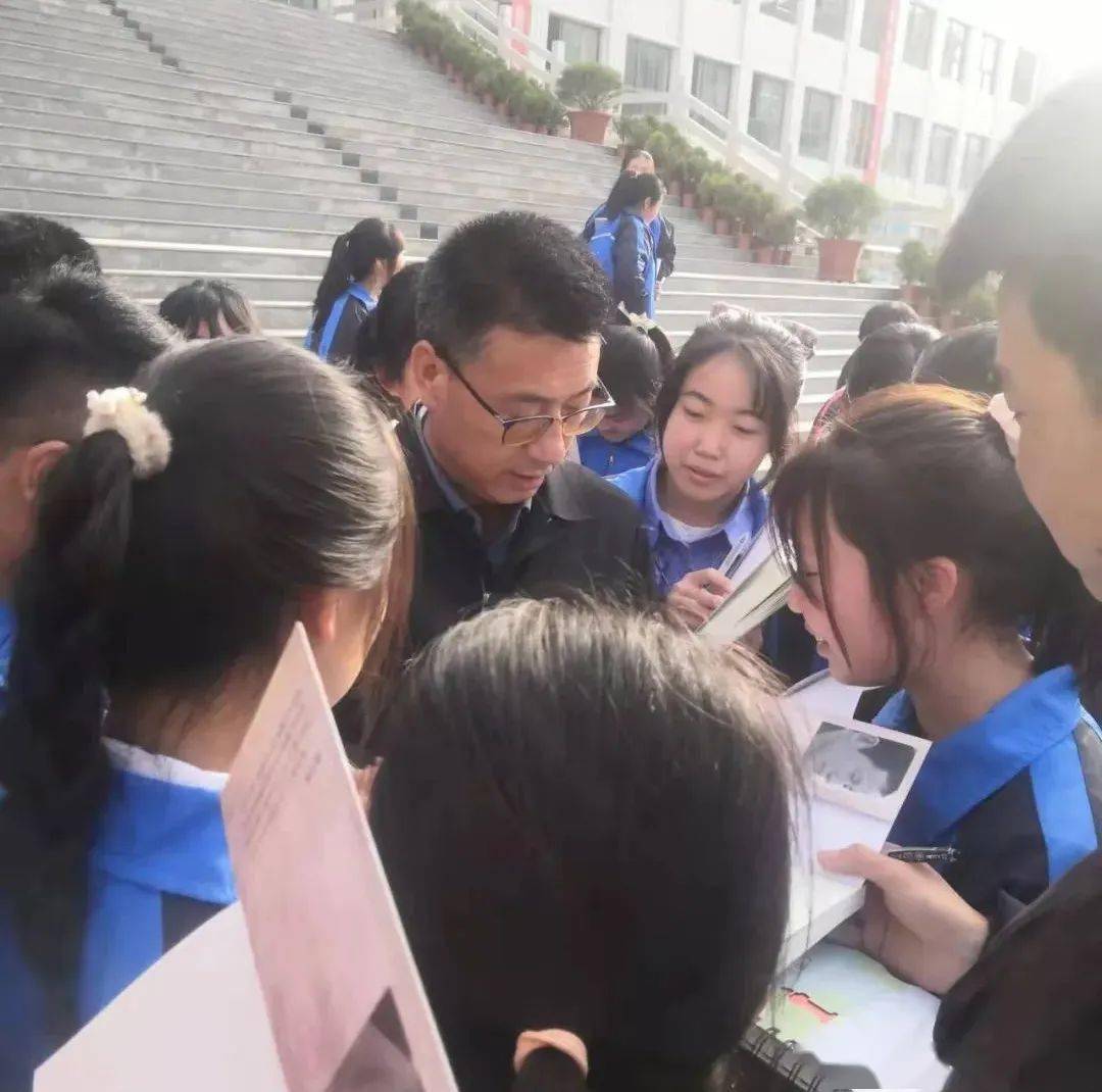 近年来,礼县一中面对基础设施差,生源质量差等困难,坚持"走出去,请