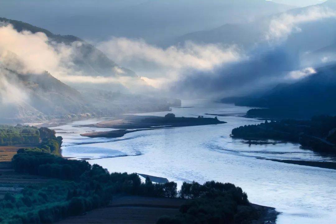 大地之源的奔涌浪波经昆仑 跨太行我是生命之源的万里江河我是水涓涓