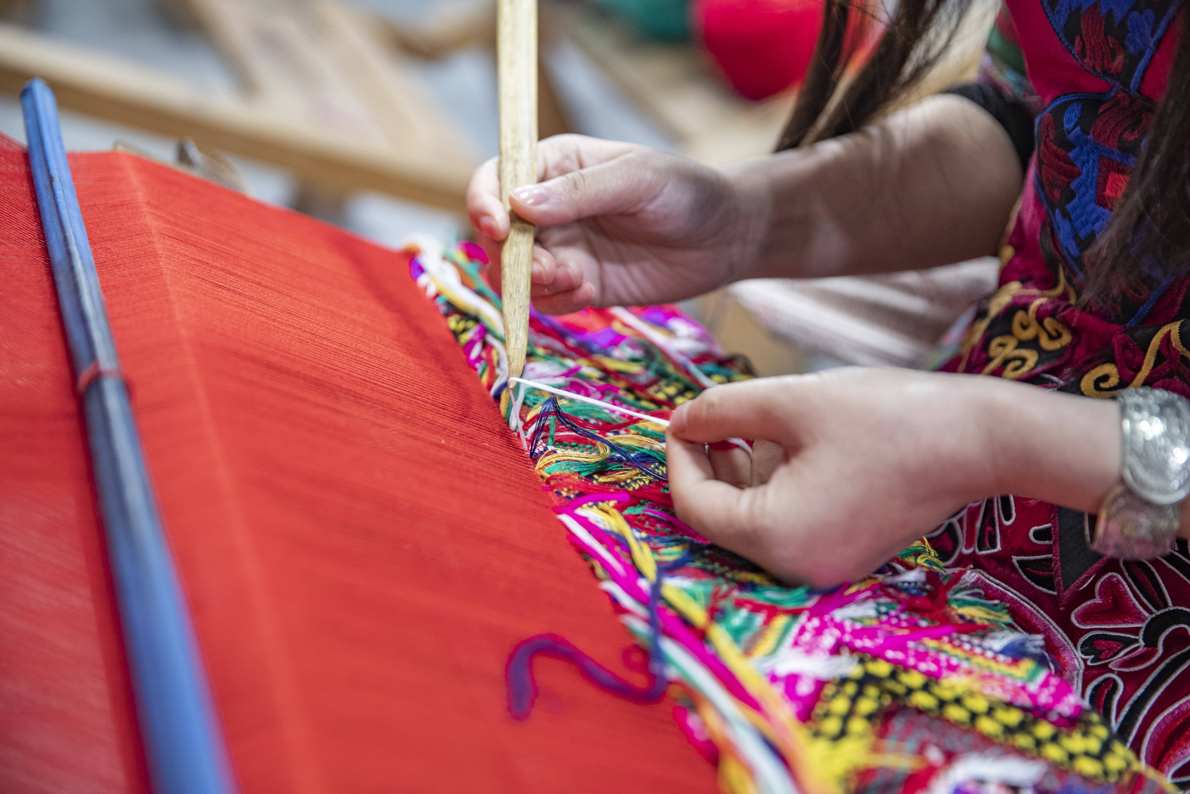 重庆黔江:西兰卡普非遗工坊助力乡村振兴_产品_新建村_小南海镇