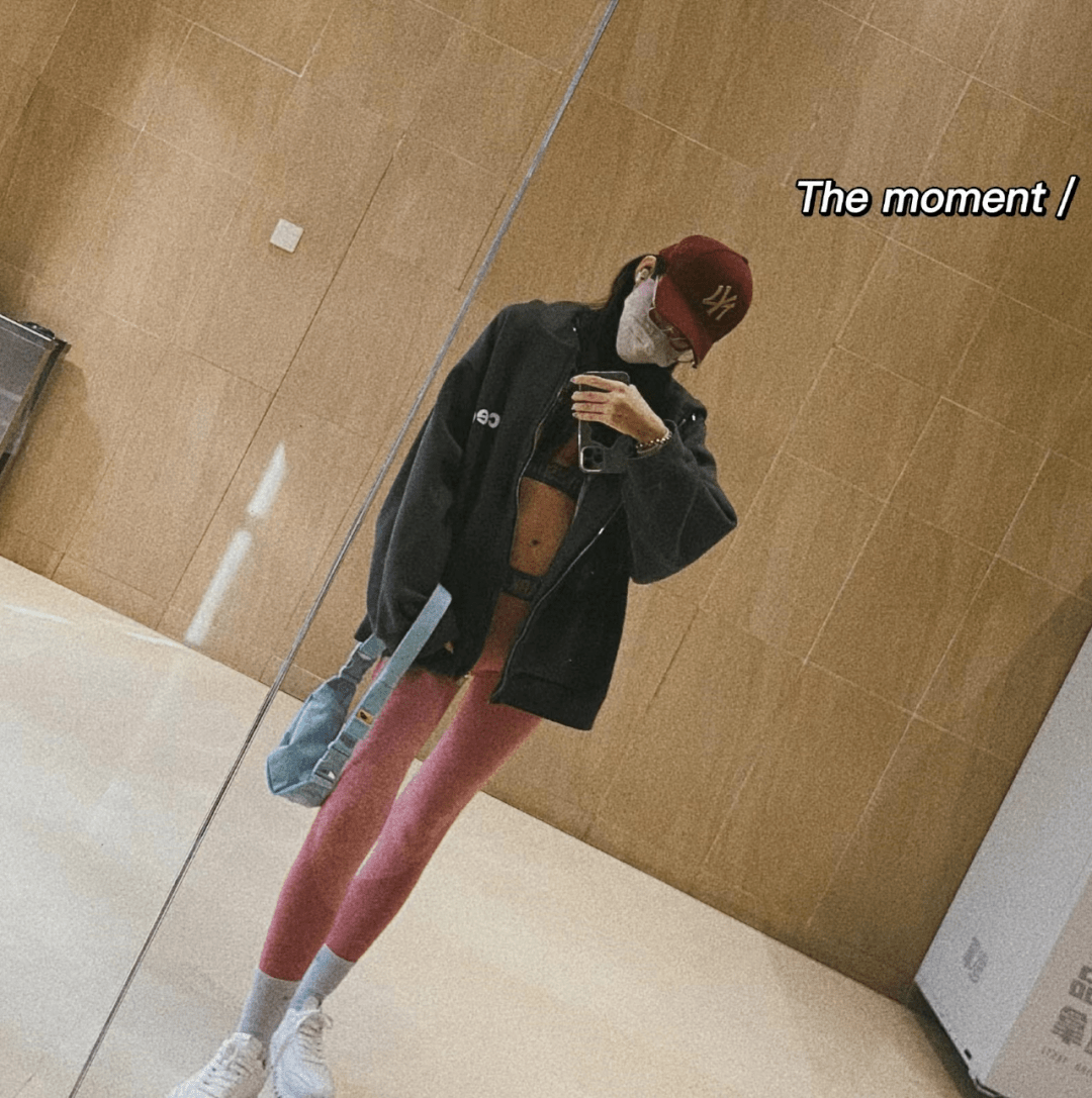 央视美女马凡舒穿瑜伽裤秀大长腿钥匙扣上的金墩墩引人注目