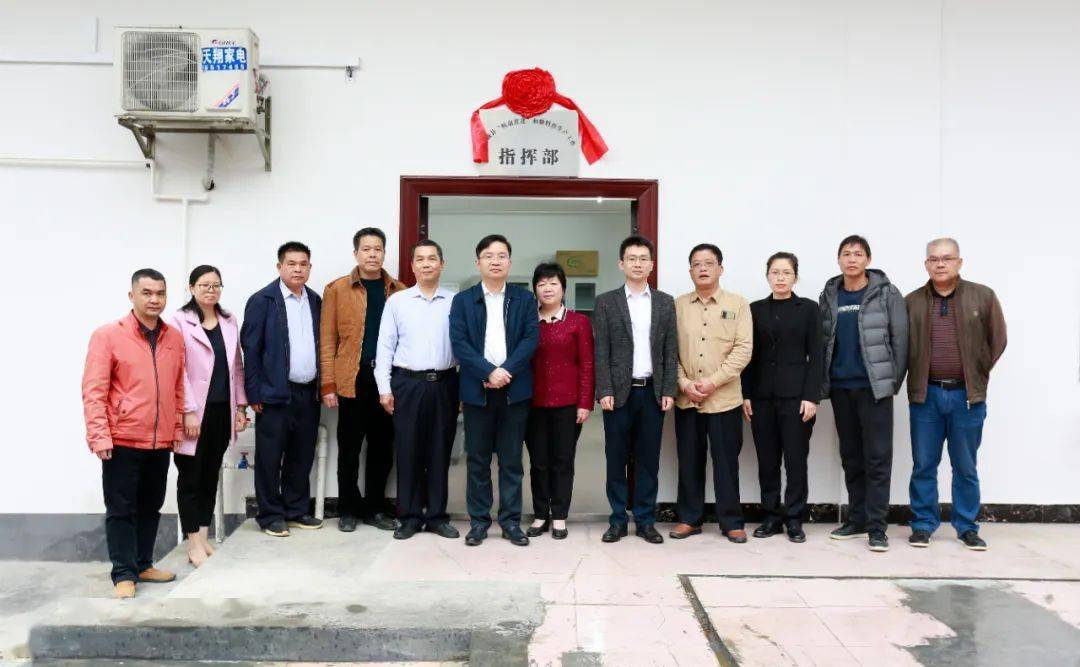 县委常委,副县长韦团,县人大常委会副主任王爱星共同为指挥部揭牌.