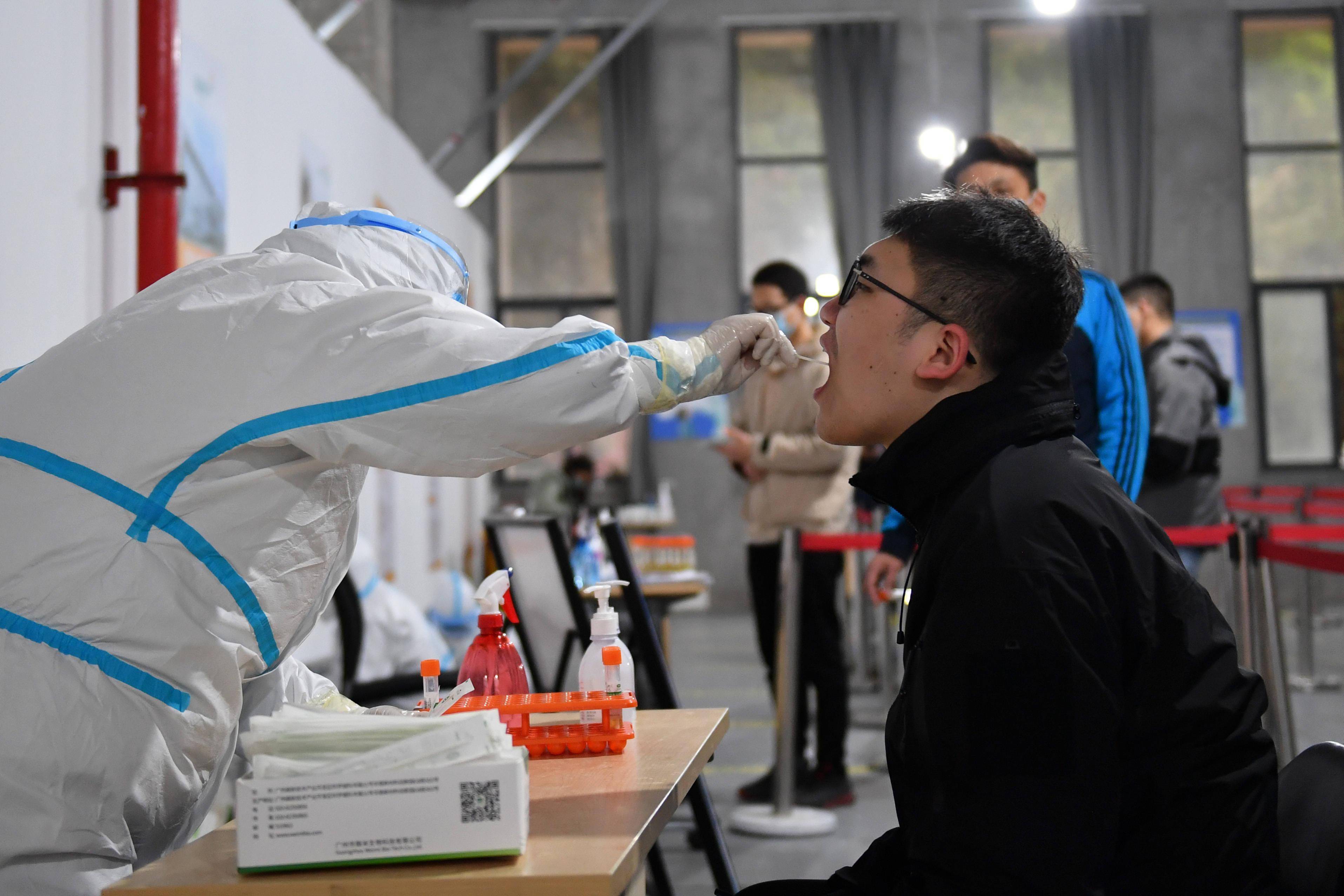 有序开展核酸筛查3月22日,市民在长沙市一处核酸检测点接受核酸采样