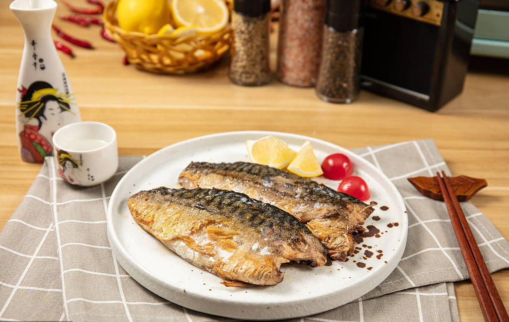 下厨房 有嚼劲的青花鱼 好吃还不容易长肉 冷冻 姜片 进行