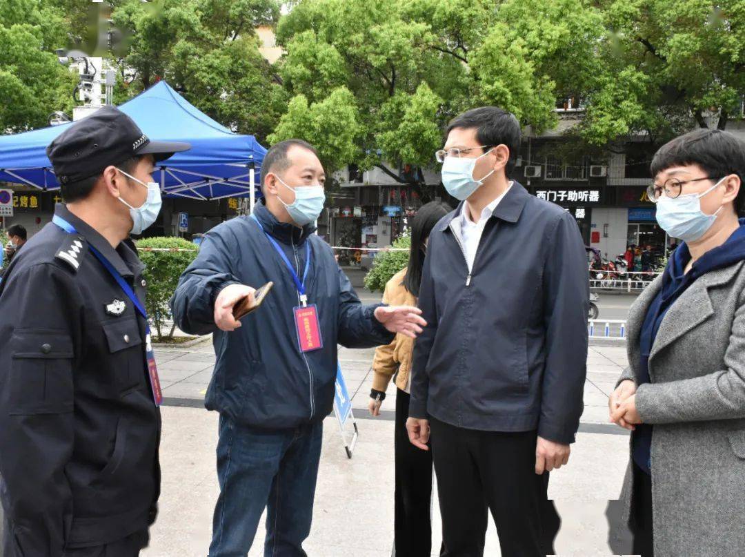 3月23日,县委副书记,县长许锋以不打招呼,随机抽查的形式,先后来到县