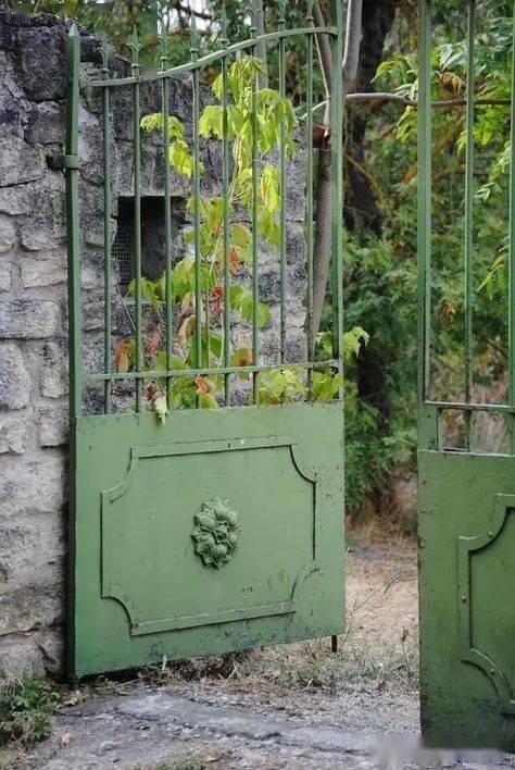 温馨小院厚重的铁门图片