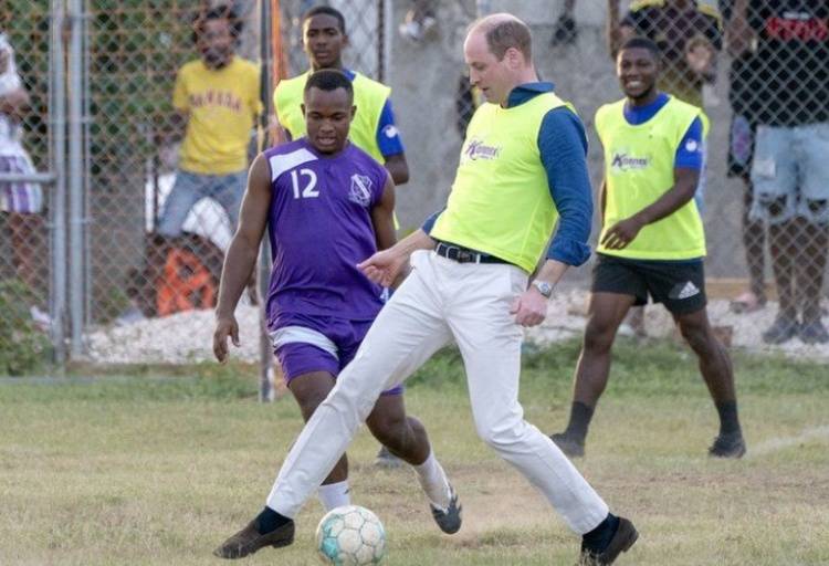 前锋|威廉王子造访牙买加和斯特林一起踢球