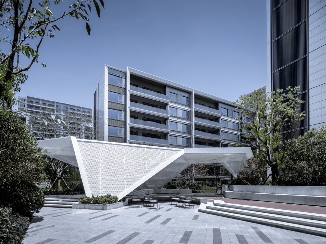 杭州中南·棠玥湾实景图另外,玻璃栏板在普通住宅设计过程中会容易被