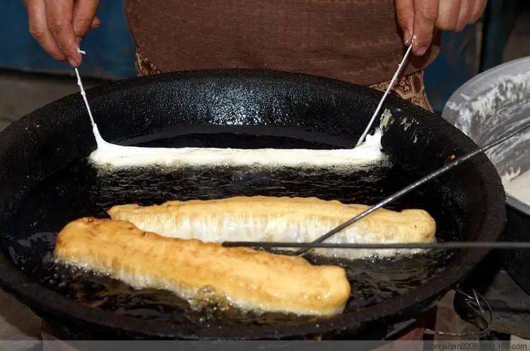 世界真奇妙一起来唠唠~炸油条的小奥秘_化学反应_秦桧施_温度