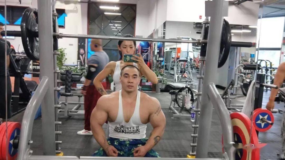 (深蹲,卧推),每日的体育生训练课是必修课,后来偶然看到一张"肖恩雷"