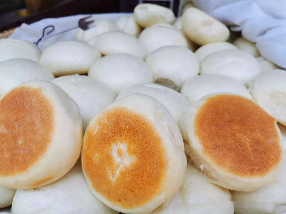 发得白白胖胖的汽水馍刚刚出炉,口感和味道是最好的,许多大冶人一来