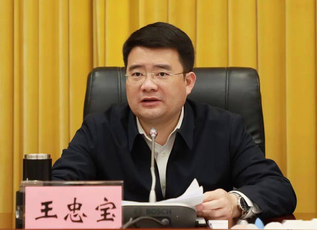 龙泉市委副书记,市长翁志鸿主持会议.