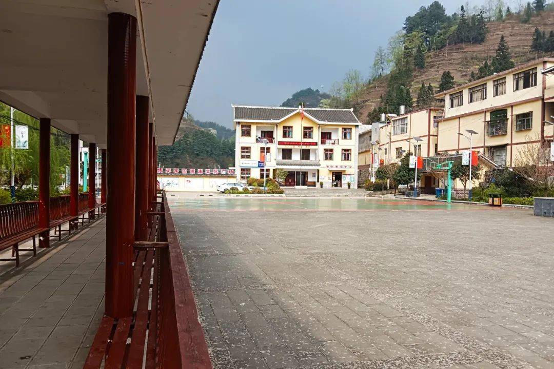 两会精神在大方绿塘乡人大代表争做乡村治理好帮手树立文明和谐新风尚