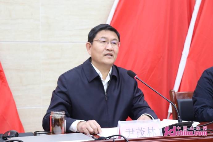 牡丹区委书记尹茂林出席会议并讲话,牡丹区委副书记,区长董良峰主持