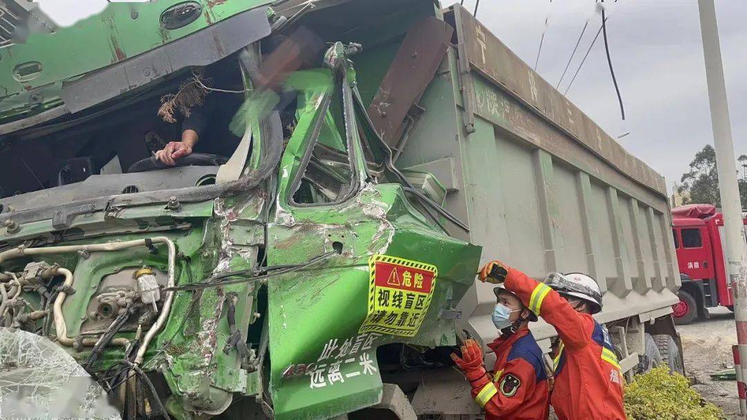 福清新闻危急福清一渣土车撞上电线杆