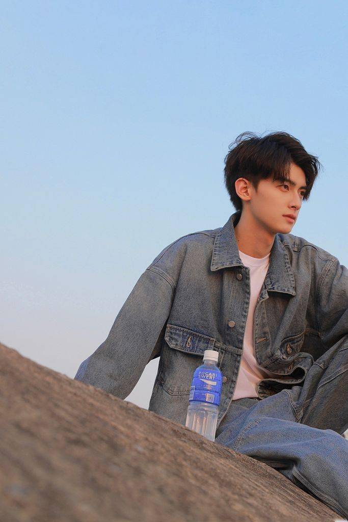 演员陈鹤一户外写真化身白衣少年 眼神干净澄澈沐浴春日暖阳_布一组