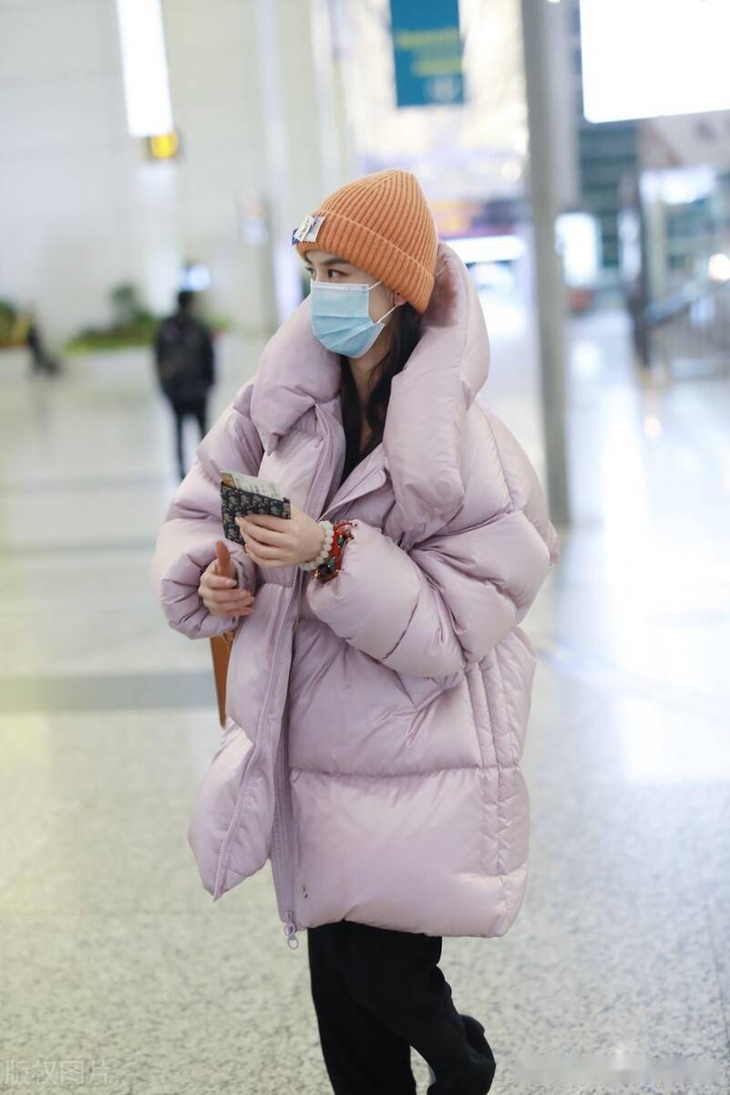 黄圣依针织帽搭长款羽绒服保暖舒适不失时尚风格