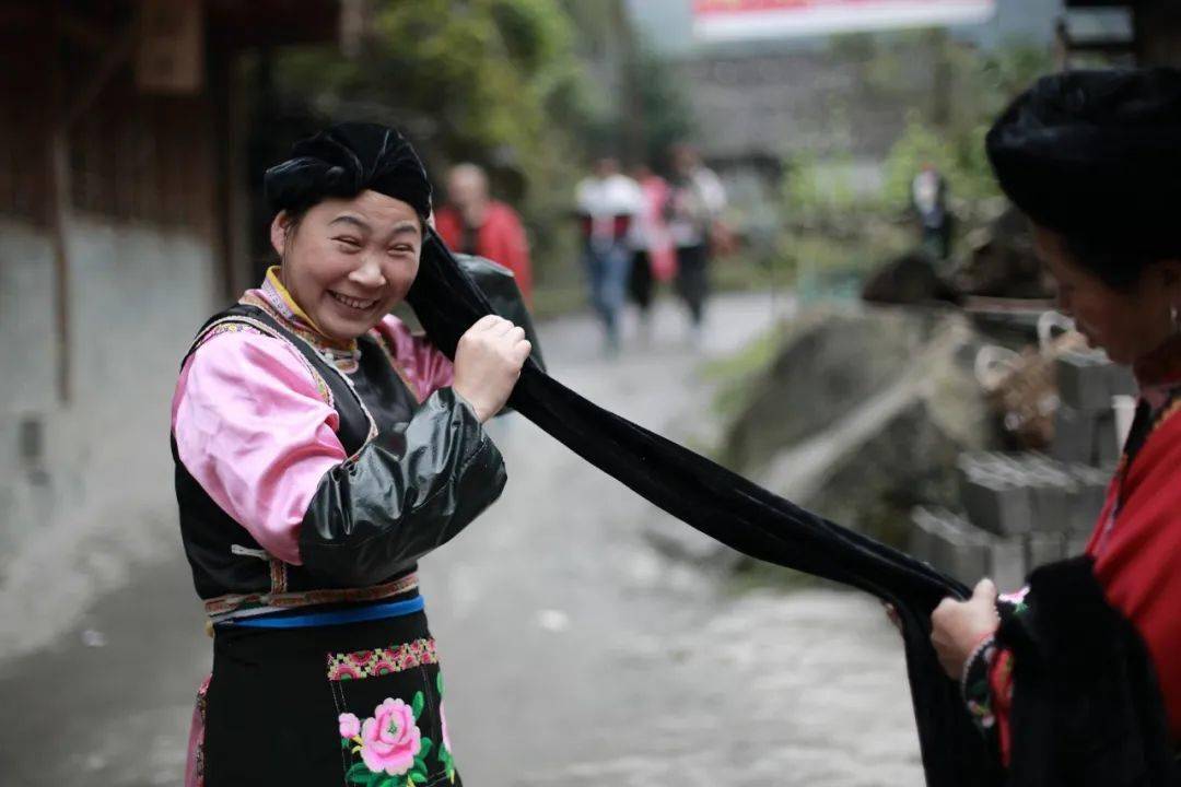 每日一景|羌族妇女裹头帕_图案_常包绣_发辫