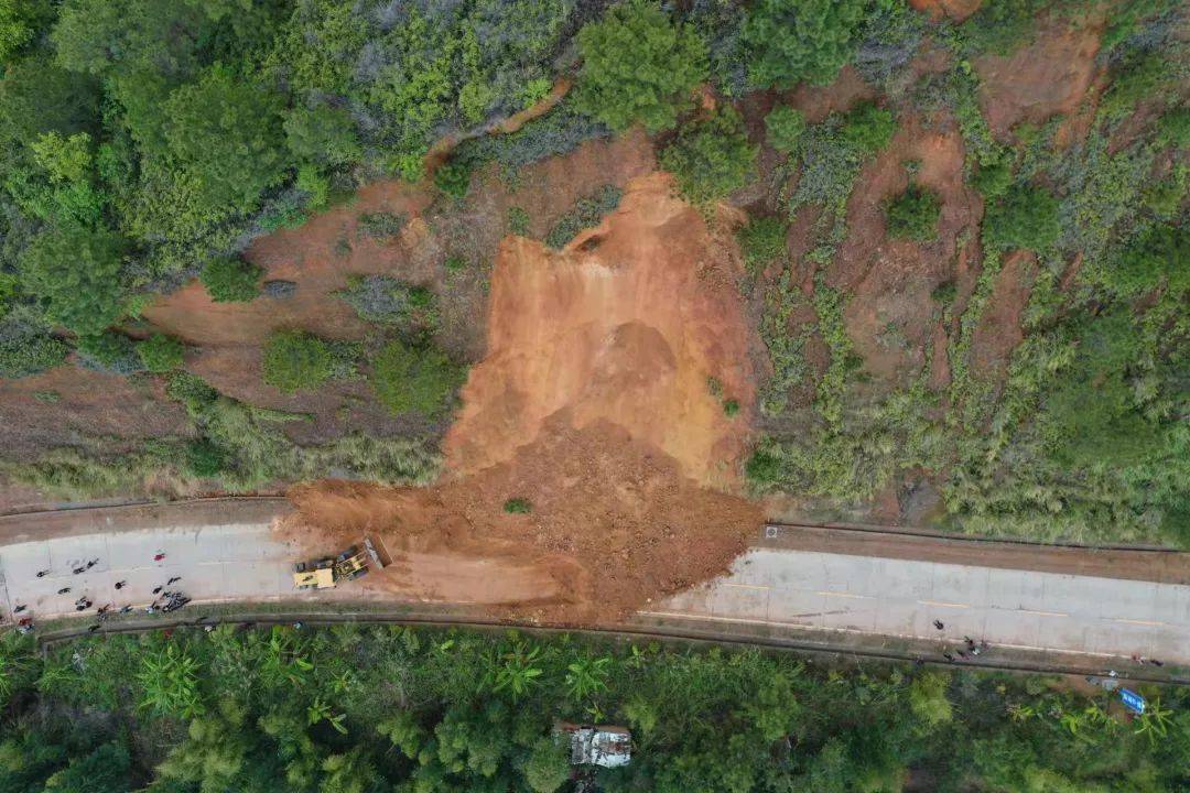 突发河源龙川佗城东瑶村路段发生山体滑坡