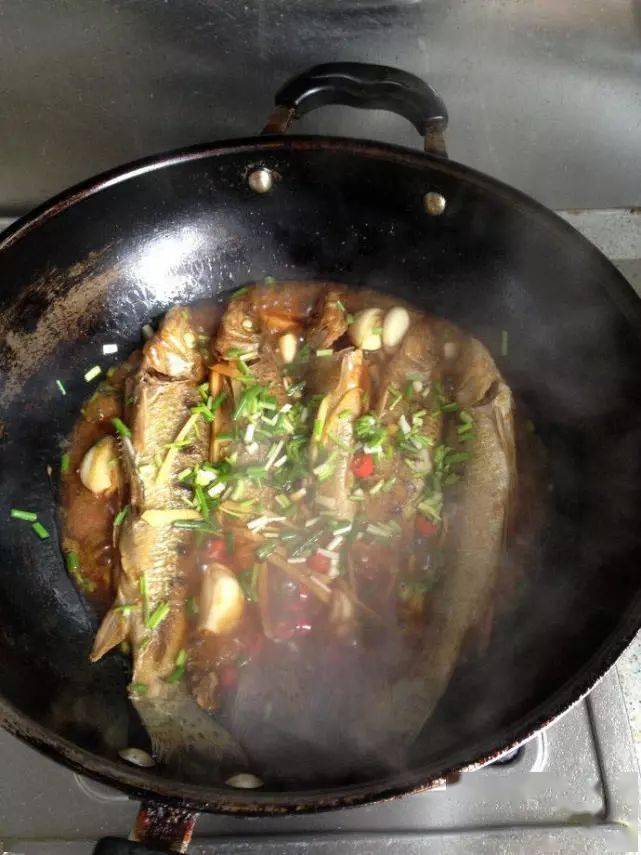 这种鱼对水质要求很高鱼肉细嫩但小刺多重庆人叫花骨鱼